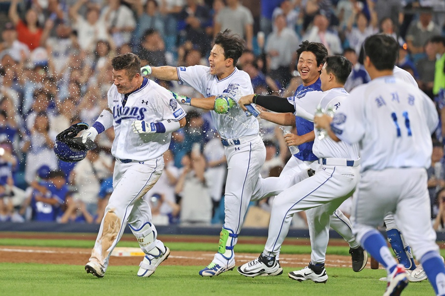 18日のキウム戦直後、同僚たちの祝福を受けるチェ·ヒョンウ（一番左）。  /写真=三星ライオンズ