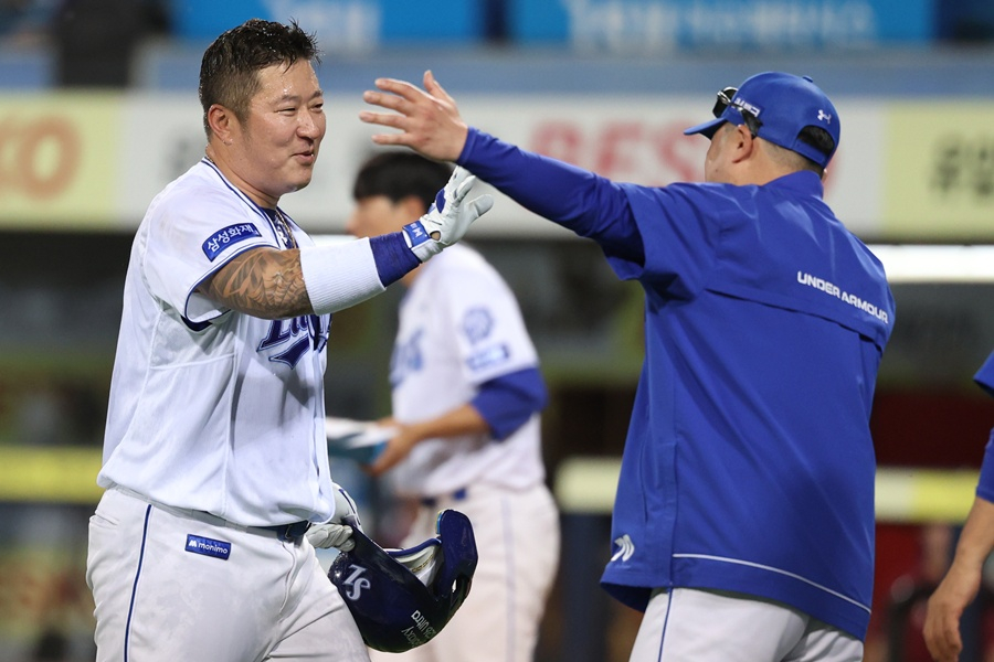 崔炯宇（チェ·ヒョンウ、左）が18日の試合後、朴ジンマン三星（サムスン）監督の歓迎を受けている。  /写真=三星ライオンズ