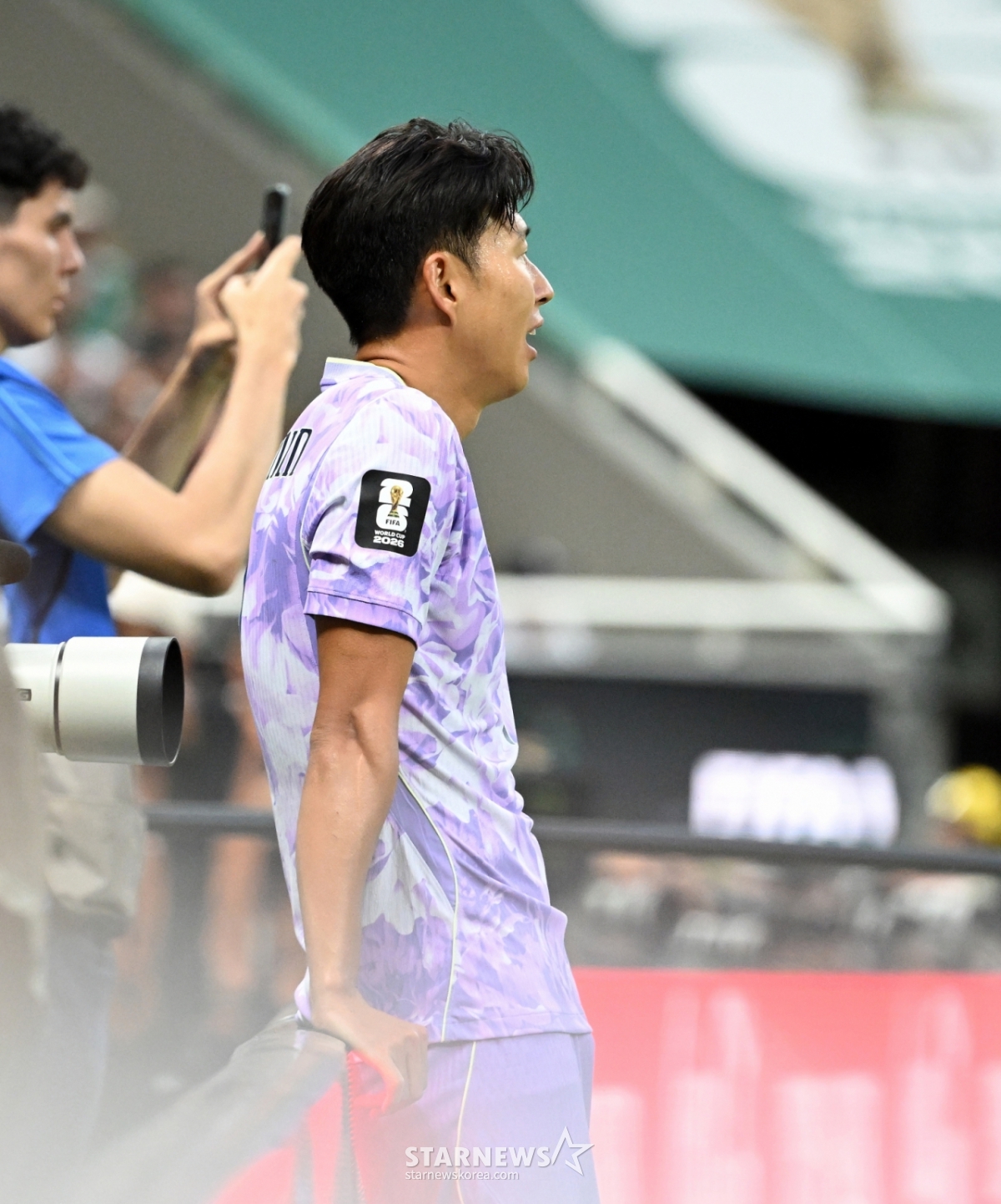 Son Heung-min se apoya en la barandilla con una expresión llena de pesar. /Foto=corresponsal jefe Kim Jin-kyung