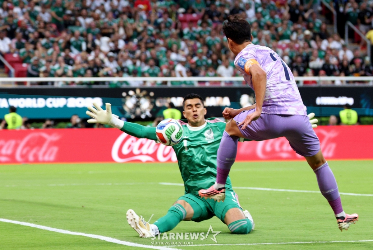 Son Heung-min se desmarca de los defensas mexicanos y del portero Ranhal en el primer tiempo para lanzar un centro. /Foto=corresponsal jefe Kim Jin-kyung