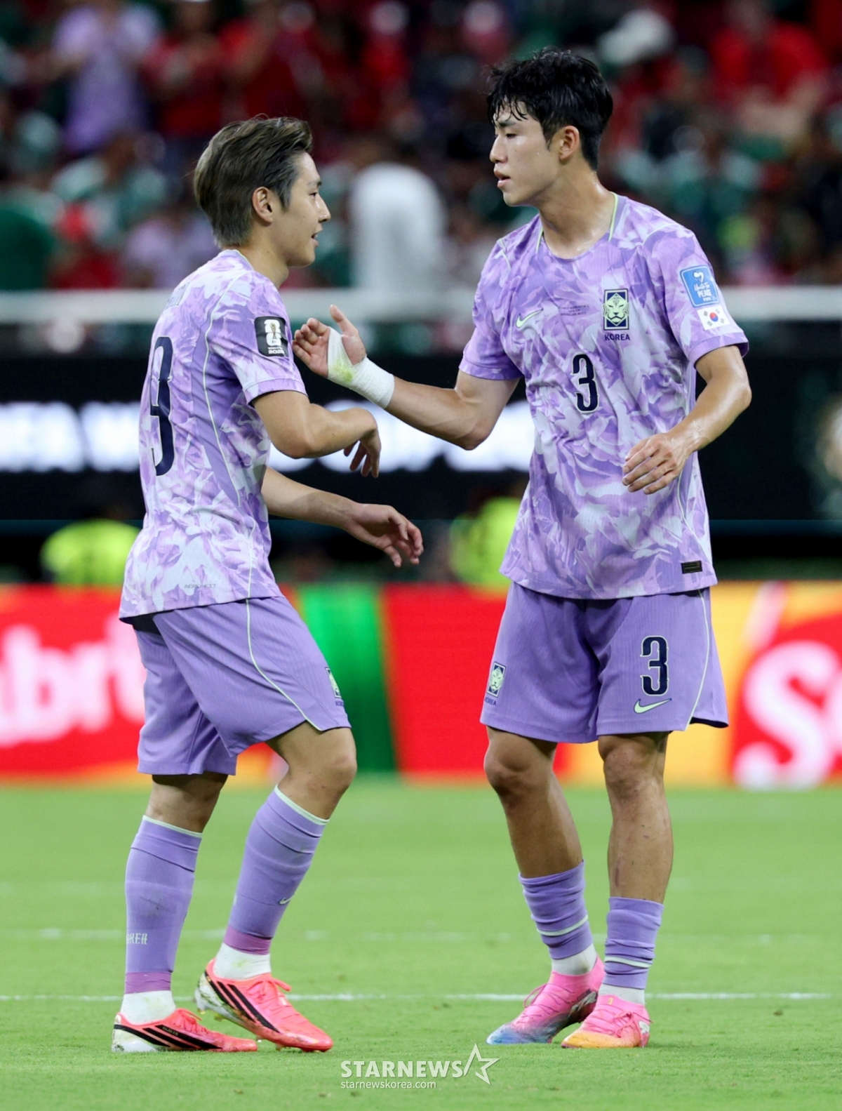 El partido de clasificación para la Copa Mundial de 2026 en la Zona de América del Norte, Centroamérica y el Caribe, Grupo A, entre Corea del Sur y México, se disputó el día 19 (hora de Corea) en el Estadio Akron de Guadalajara, México. Lee Kang-in conversa con Lee Ga-hyuk. 2026.06.19. /Foto=corresponsal jefe Kim Jin-kyung