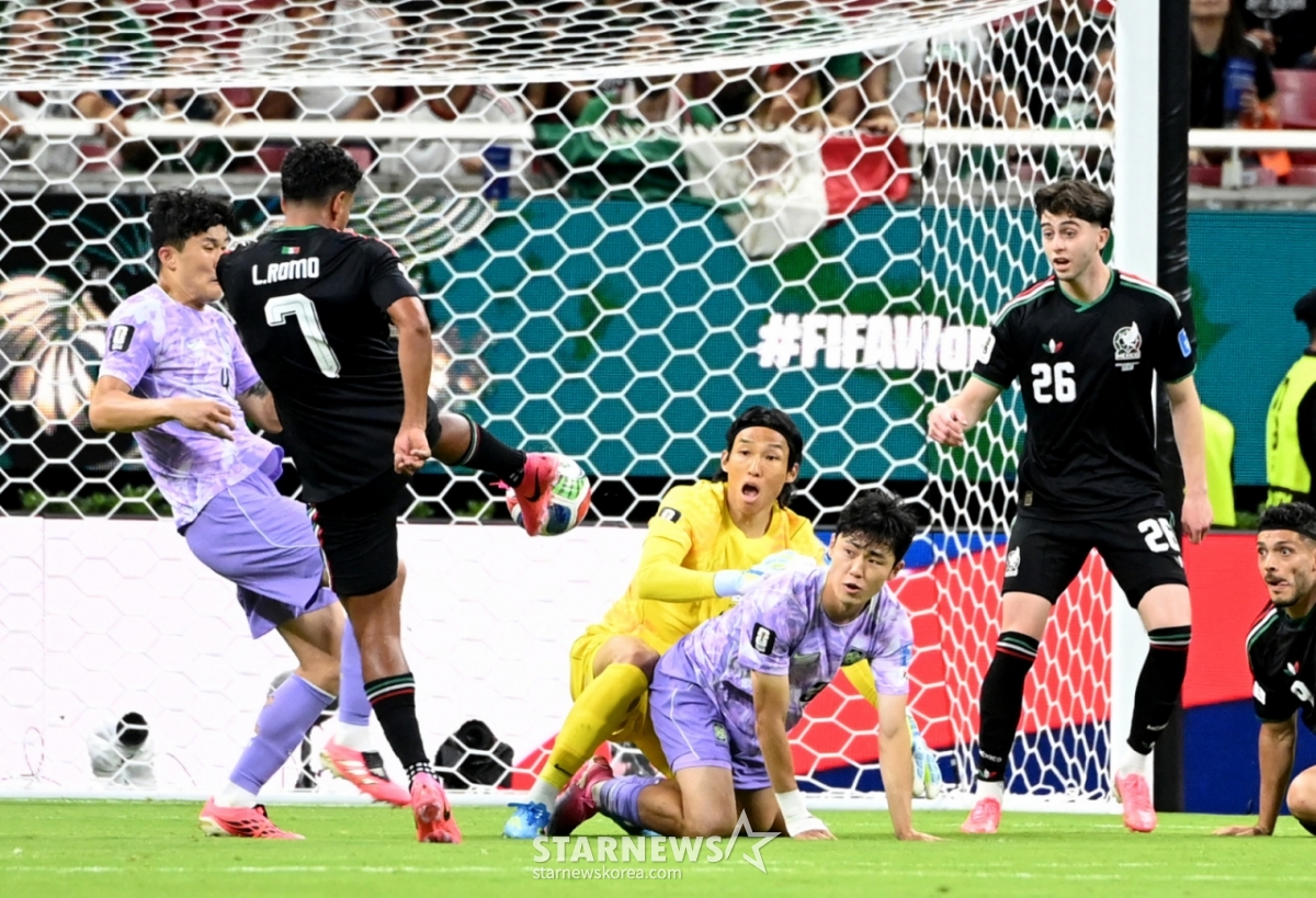 El partido de clasificación para la Copa Mundial de la FIFA 2026, Grupo A, entre Corea del Sur y México, se disputó el día 19 (hora de Corea) en el Estadio Akron de Guadalajara, México. El portero Kim Seung-gyu observó con dolor el gol de Romo de México. 2026.06.19. /Foto=corresponsal jefe Kim Jin-kyung kim.jinkyung@