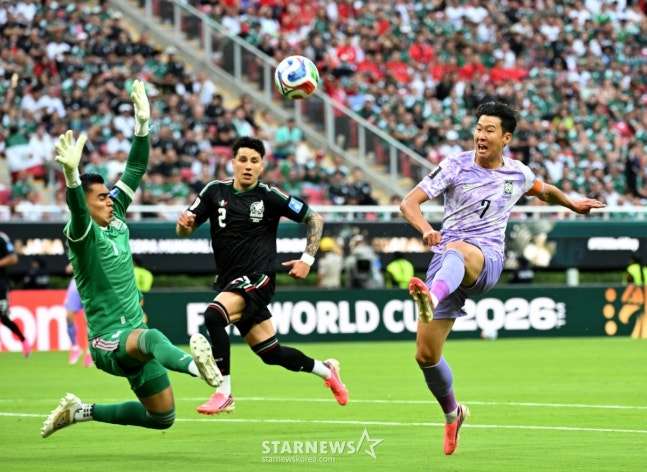 'Son Heung-min (right). /Photo=Chief correspondent Kim Jin-kyung