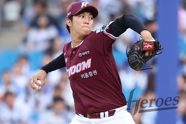 An Woo-jin took the mound in the Daegu Samsung game on the 18th. /Photo=Kiwoom Heroes