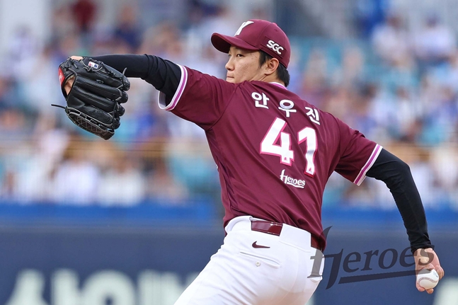 An Woo-jin pitches against Samsung on the 19th. /Photo=Kiwoom Heroes