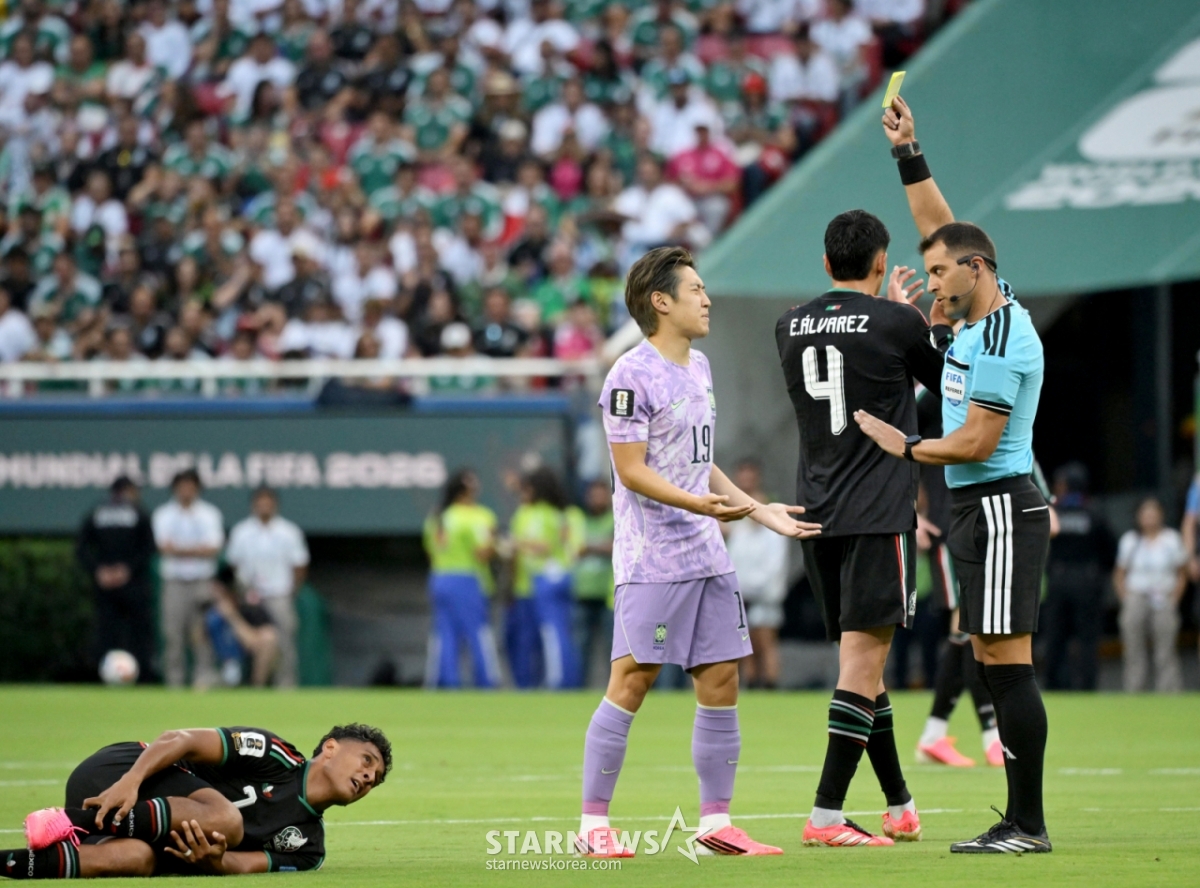 The 2026 CONCACAF Nations League A Group qualifier match between South Korea and Mexico was held on the 19th (Korea time) at Estadio Akron in Guadalajara, Mexico. Lee Kang-in is seen receiving a yellow card from Paulo. 2026.06.19. /Photo=Chief correspondent Kim Jin-kyung