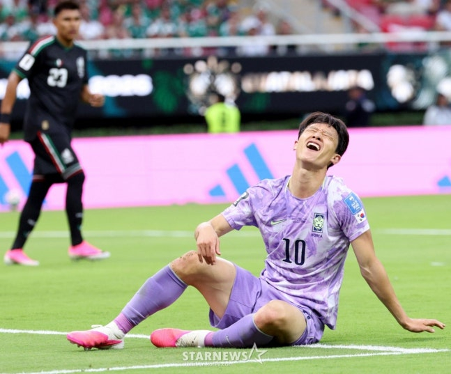 李ジェソンが19日（韓国時間）、メキシコ·ハリスコ州サポパンのグアダラハラ·スタジアムで行われた韓国対メキシコの2026国際サッカー連盟（FIFA）北中米W杯1次リーグA組第2戦の途中、残念がっている。 /写真=キム·ジンギョン待機者