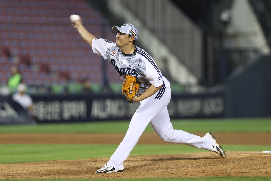 Lee Yong-chan is pitching in the game against KT on the 18th. /Photo=Doosan Bears