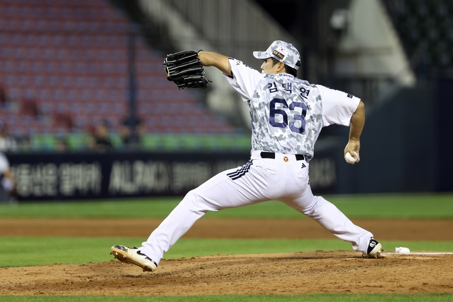 Kim Taek-yeon throws a pitch against KT on the 18th. /Photo=Doosan Bears