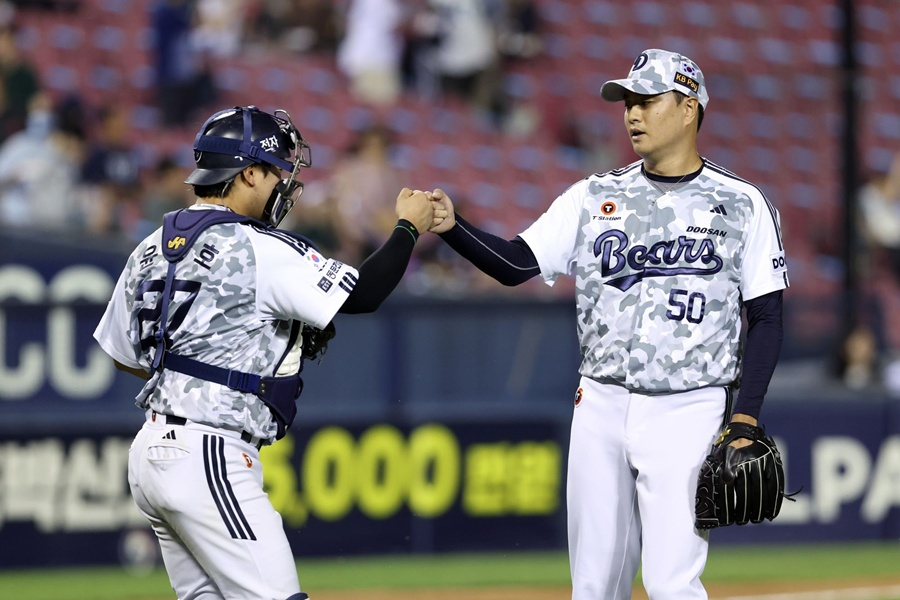 Lee Young-ha (right) celebrates with catcher Yoon Jun-ho and Haifa Ives after the win against KT on the 18th. /Photo=Doosan Bears
