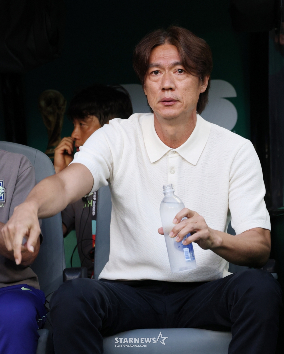 El partido de la fase de clasificación del Grupo A de la Copa Mundial de la FIFA 2026 entre Corea del Sur y México se disputó el día 19 (hora de Corea) en el Estadio Akron de Guadalajara, México. El entrenador Hong Myung-bo observa el campo. /foto=Kim Jin-kyung kim.jinkyung@