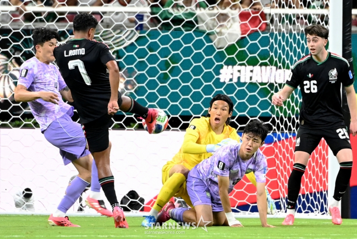 The 2026 North American World Cup Group A qualifier match between South Korea and Mexico was held on the 19th (Korean time) at Estadio Akron in Guadalajara, Mexico. Kim Seung-gyu missed the ball after colliding with defender Lee Ki-hyuk while trying to stop a shot in the second half. Mexico's Romero scored the winning goal with the rolling ball. 2026.06.19. /Photo=Chief correspondent Kim Jin-kyung