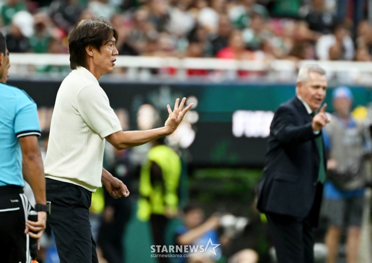 The 2026 North American World Cup Group A qualifier match between South Korea and Mexico was held on the 19th (Korean time) at Estadio Akron in Guadalajara, Mexico. Coach Hong Myung-bo is encouraging the players. 2026.06.19. /Photo=Chief correspondent Kim Jin-kyung