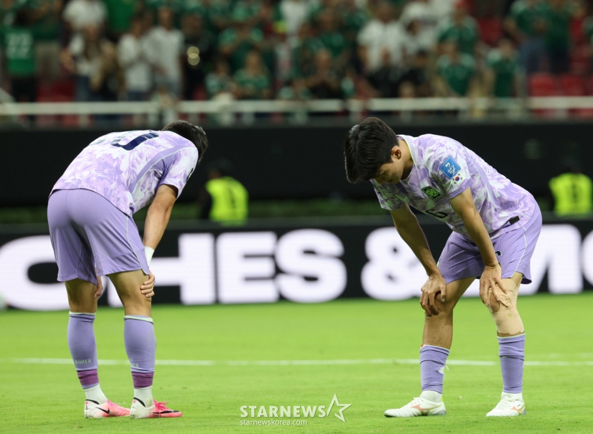 Trận đấu giữa Hàn Quốc và Mexico trong vòng loại bảng A World Cup Bắc Trung Mỹ 2026 đã được tổ chức tại Estadio Acron ở Guadalajara, Mexico vào ngày 19 (giờ Hàn Quốc). Sau thất bại 0-1 trước Mexico, các cầu thủ bao gồm cả Hwang In Bum đang tiếc nuối. /Ảnh = Người chờ đợi Kim Jin Kyung