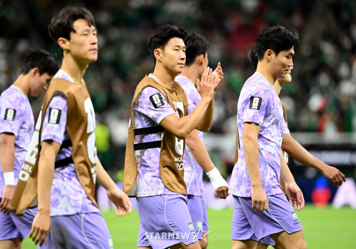 The 2026 FIFA World Cup North America qualifiers Group A match between South Korea and Mexico was held on the 19th (Korea time) at Estadio Akron in Guadalajara, Mexico. South Korean national team players, including Son Heung-min, are seen walking around the field to greet football fans after the 0-1 defeat against Mexico. /Photo=Chief correspondent Kim Jin-kyung