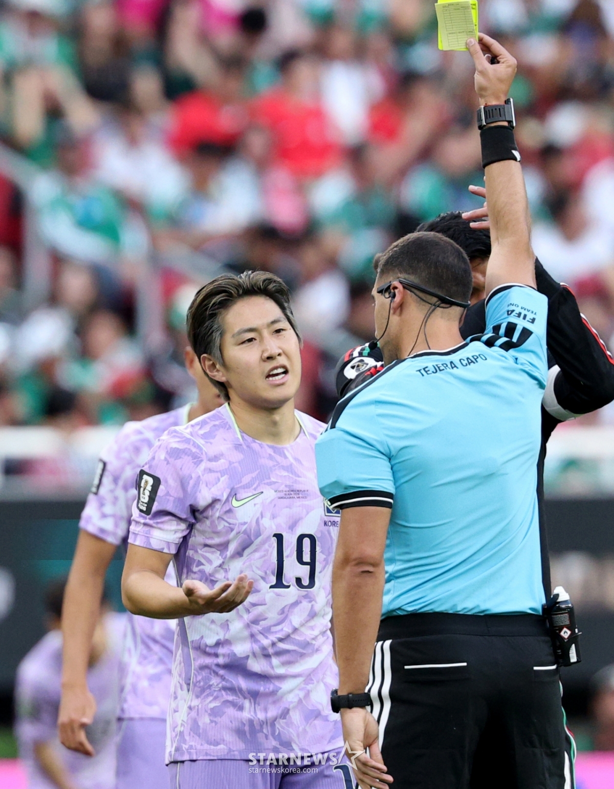 The 2026 North, Central America and Caribbean World Cup A Group qualifier between South Korea and Mexico was held on the 19th (Korea time) at Estadio Akron in Guadalajara, Mexico. Lee Kang-in is receiving a caution for a rough tackle. /Photo=Chief correspondent Kim Jin-kyung