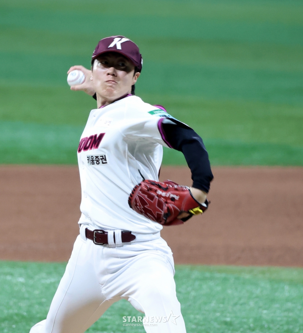 Kium Woowan Bullpen Park Jin-hyung đang chơi sau Ahn Woo-jin trong trận đấu giữa KT Wiz và Kium Heroes tại Gocheok Sky Dome vào ngày 8. 2026.05.08. /Ảnh = Kang Young-jo cameratalks@