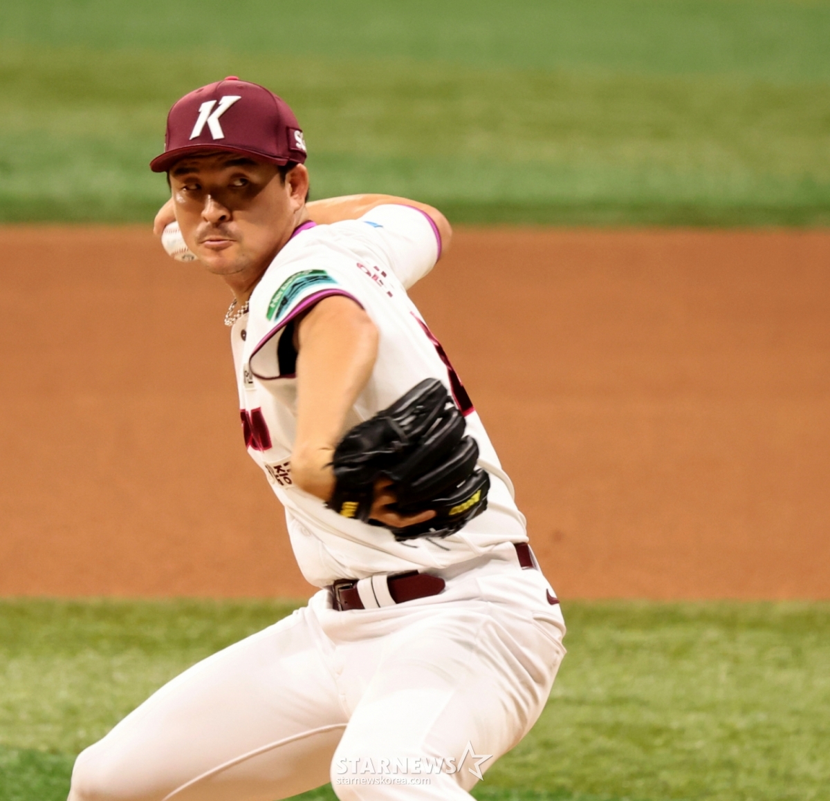 Kirum Woo Wan Bullpen Won Jong Hyun đã chơi ở vị trí đầu hiệp 8 của trận đấu giữa KT Wiz và Kirum Heroes diễn ra tại Gocheok Sky Dome vào ngày 10 và đang chơi ném bóng không để mất điểm. 2026.05.10. /Ảnh = Kang Young-jo cameratalks@
