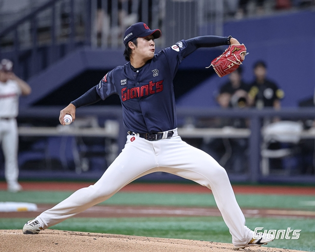 Lee Min Seok ném bóng ngược. /Ảnh = Lotte Giants