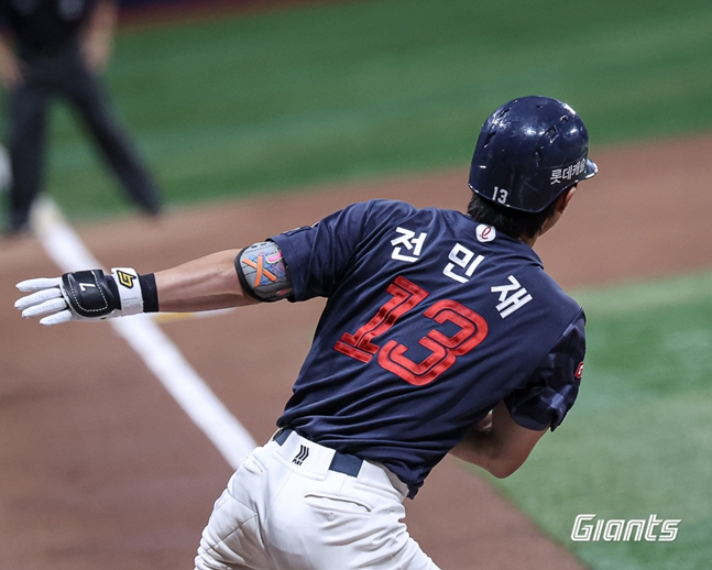 Jeon Min Jae đánh cú cuối cùng. /Ảnh = Lotte Giants