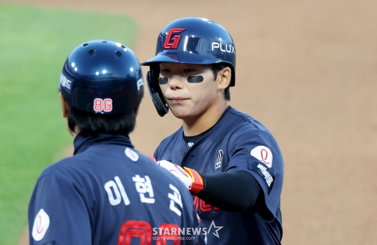 Lotte's Jang Du-seong reaches base with a hit in the top of the third inning of the 2026 KBO League match between KT Wiz and Lotte Giants, held at Suwon KT Wiz Park on the 6th. 2026.05.06. Lotte's Jang Du-seong reaches base with a hit in the top of the third inning of the 2026 KBO League match between KT Wiz and Lotte Giants, held at Suwon KT Wiz Park on the 6th. 2026.05.06. /Photo=Senior reporter Kang Young-jo cameratalks@