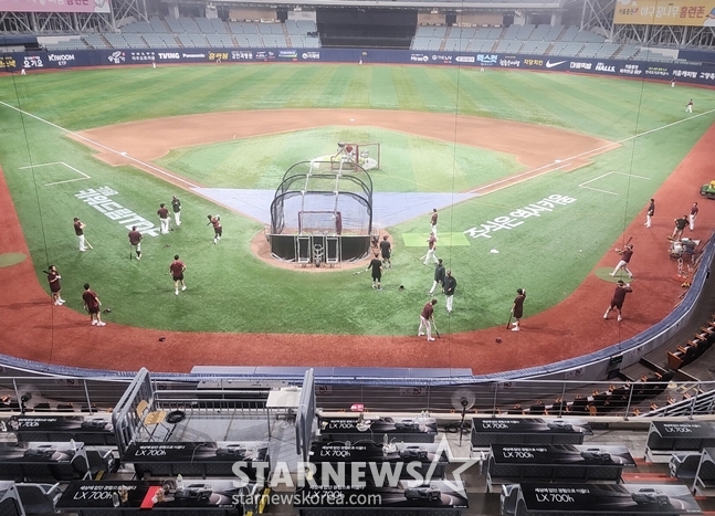Kiwoom Heroes conducting a special night batting practice after the Lotte game on the 19th. /Photo=Reporter Park Soo-jin