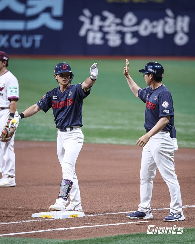 19日、適時打を打ったチョン·ミンジェ(中央)。 /写真=ロッテジャイアンツ