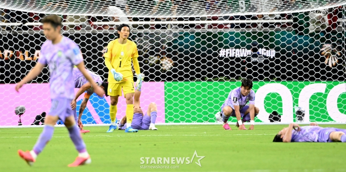 2026年北中米W杯A組予選の対メキシコ戦が19日(韓国時間)、メキシコ·グアダラハラのエスタディオ·アクロンで行われた。後半終了のホイッスルが鳴った瞬間、金昇圭(キム·スンギュ)ら選手たちの悔しさが大きくなる。 /写真=キム·ジンギョン待機者