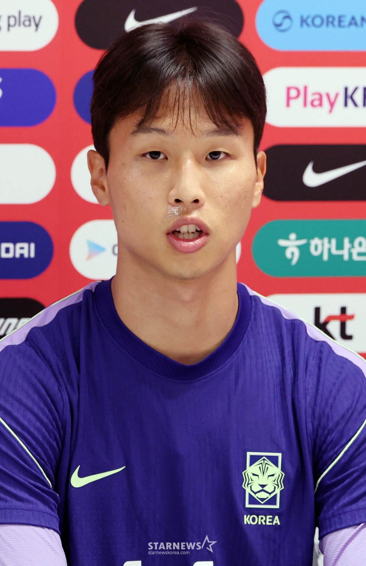 El equipo nacional de fútbol de Corea del Sur que participará en la Copa Mundial de la Concacaf 2026 realizó un entrenamiento de recuperación el día 19 en el Chivas Verde Valle de Guadalajara, México. Ahn Jung-sung está respondiendo a entrevistas con los medios de comunicación antes del entrenamiento. /foto=corresponsal jefe Kim Jin-kyung