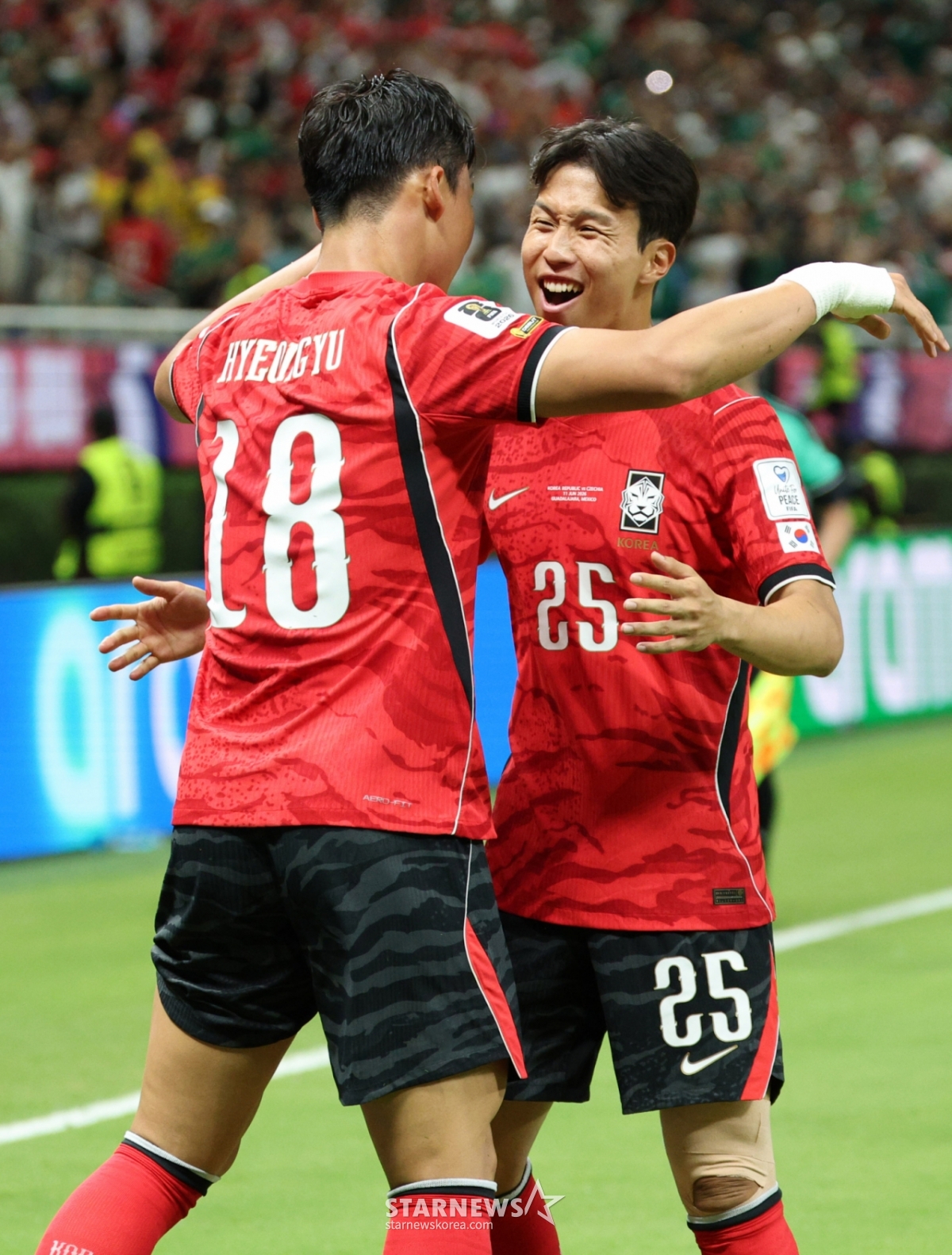 El partido de clasificación para la Copa Mundial de la FIFA 2026 en la Zona de América del Norte, Centroamérica y el Caribe (CONCACAF), Grupo A, entre Corea del Sur y la República Checa, se disputó el día 12 (hora de Corea) en el Estadio Akron de Guadalajara, México. Oh Hyun-gyu marcó el gol de la victoria y celebra con Eom Ji-seong. /Foto=corresponsal jefe Kim Jin-kyung