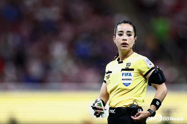Katia García đảm nhận vai trò trọng tài chờ đợi. /AFPBBNews = Tin tức 1