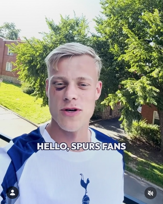 Paul Van Hecke shares his thoughts on joining Tottenham with fans. Van Hecke's eye injury is noticeable. /Photo=Tottenham SNS