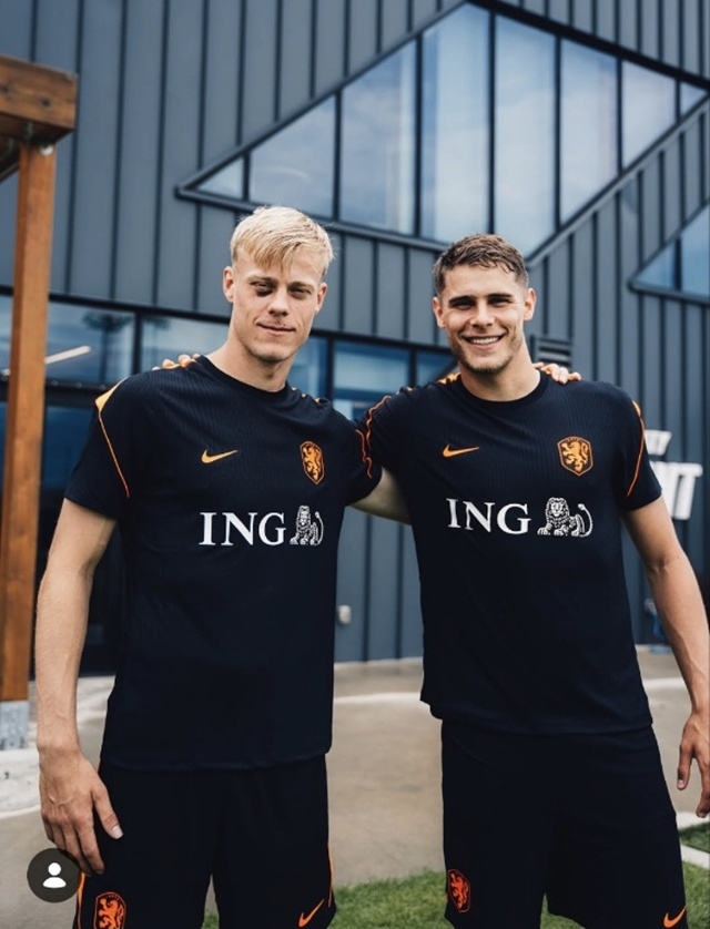 Now Tottenham teammates, Paul Van Hecke and Mickey Van de Ven (right) pose with their arms around each other while playing for the Dutch national team. /Photo=Tottenham SNS