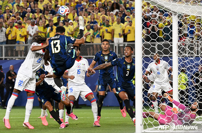 ブラジルのGKアリソン·ベッカー(右)の善戦場面。 /AFPBBNews=ニュース1