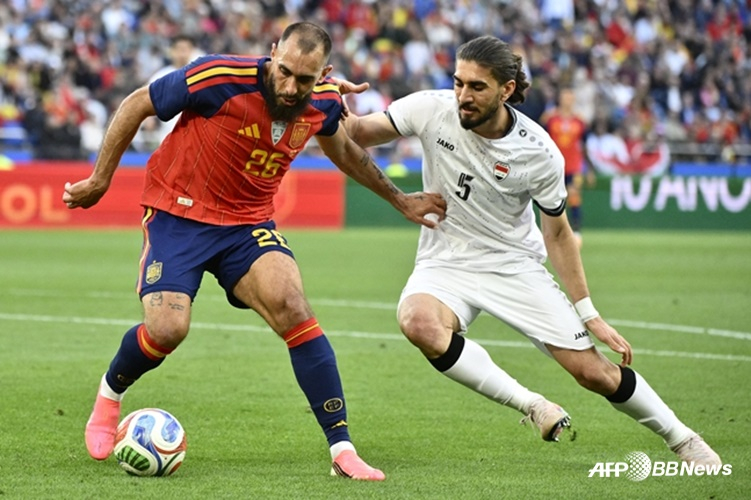Borja Iglesias (left) is seen competing for the ball. /AFPBBNews=NEWS1