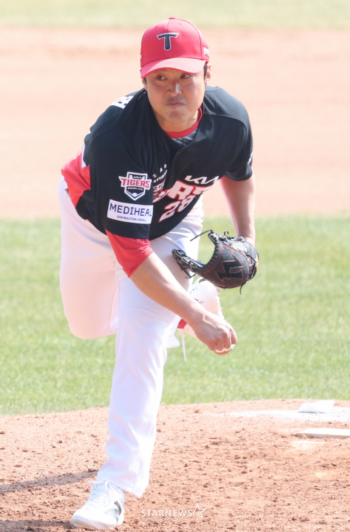 The 2026 Shinhan SOL Bank KBO League preseason game between Doosan Bears and KIA Tigers was held on March 22 at Seoul Jamsil Baseball Stadium. KIA's Lee Hyung-beom is pitching hard. /Photo=Chief correspondent Kim Jin-kyung