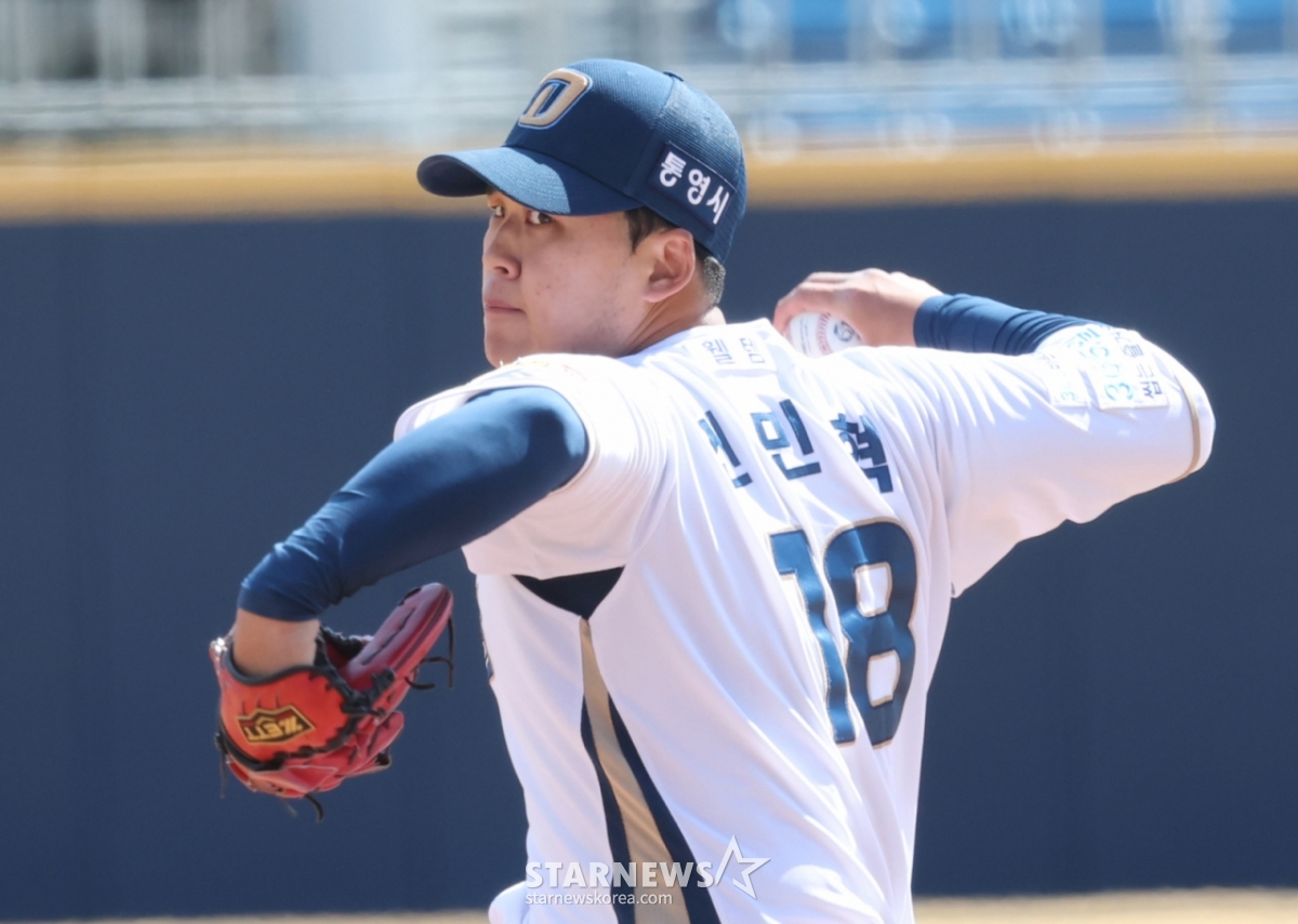 El partido de pretemporada de la Liga KBO Shinhan SOL Bank 2026 entre NC Dinos y LG Twins se celebró el 13 de marzo en el estadio de béisbol de Changwon, provincia de Gyeongnam. El lanzador abridor de NC, Shin Min-hyuk, se desempeña con gran esfuerzo. /Foto=corresponsal jefe Kim Jin-kyung