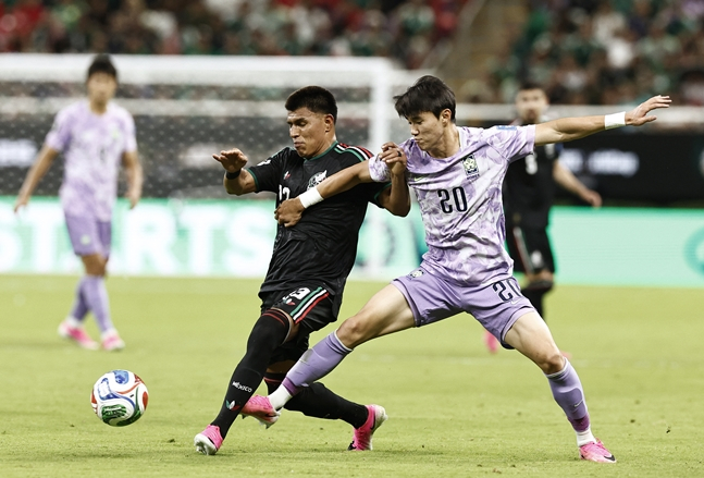 Yang Hyun-jun (derecha) disputa el balón. /AFPBBNews=NEWS1