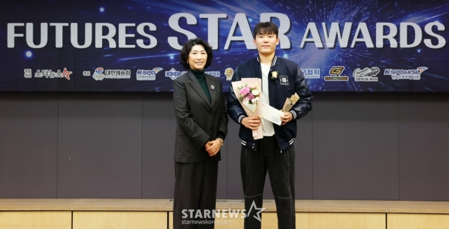Người trao giải Kim Hwa Soon, phó chủ tịch Hiệp hội bóng rổ Hàn Quốc (trái) và Yoon Ji Won (phải) đang chụp ảnh kỷ niệm. /Ảnh = Phóng viên Kim Hwi Sun