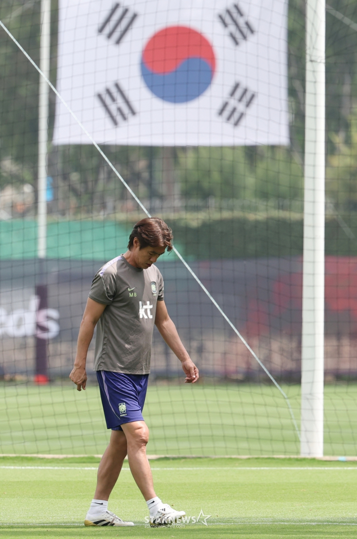 サッカーの大韓民国代表チームが、20·26北中米ワールドカップ(W杯)を控え、12日、メキシコ·グアダラハラのチバス·ヴェルデ·バジェで回復トレーニングを行った。 洪明甫(ホン·ミョンボ)監督が思いにふけったままグラウンドを歩いている。 /写真=キム·ジンギョン待機者