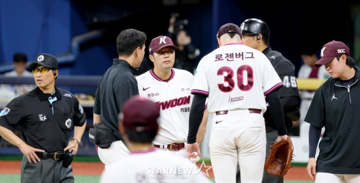 El lanzador abridor de Kiwoom, Rosenberg, fue sustituido en la parte baja de la cuarta entrada del partido entre Kiwoom Heroes y Lotte Giants, programado para el 20 de 2026 en el Gocheok Sky Dome, tras sentir dolor en la rodilla. 2026.06.20. /Foto=reportero sénior Kang Young-jo