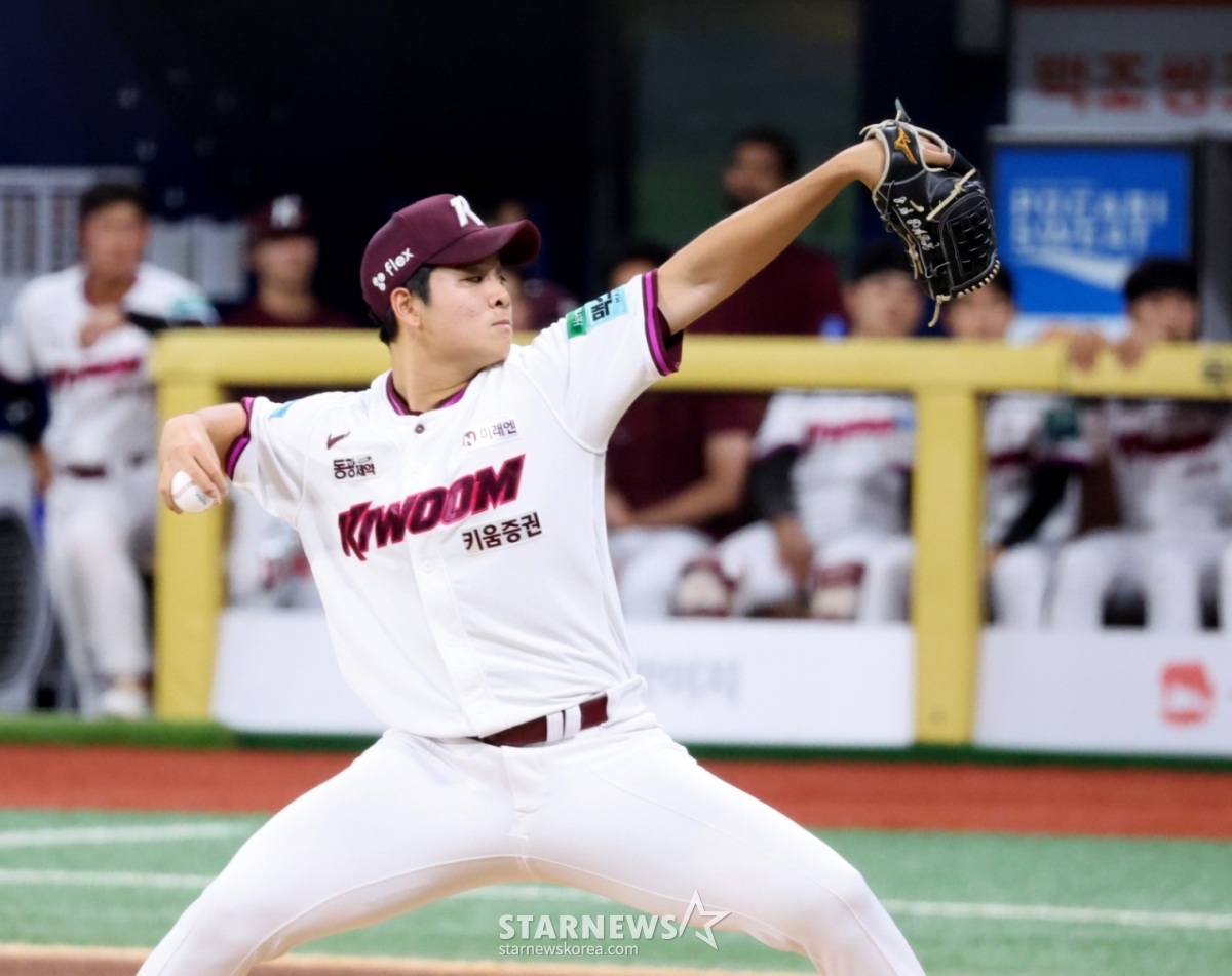 El lanzador diestro de Kiwoom, Park Ji-sung, se ha movilizado de emergencia el día 20 en el Gocheok Sky Dome para reemplazar al lanzador abridor Rosenburg, quien se encuentra lesionado, en el partido entre Kiwoom Heroes y Lotte Giants de la Liga KBO 2026. 2026.06.20. /Foto=reportero Kang Young-jo cameratalks@