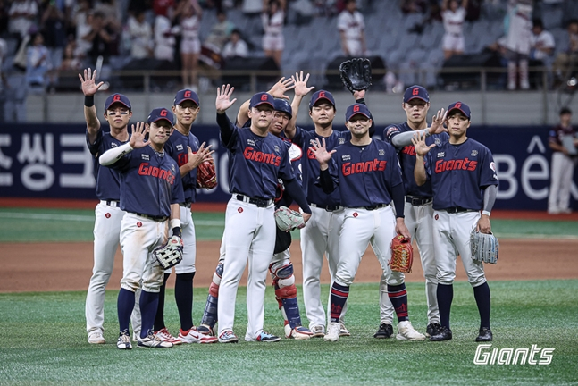 21日の試合を終えた後、勝利セレモニーを行っている。 /写真=ロッテジャイアンツ