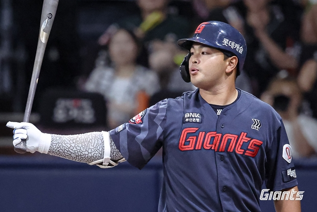 Kim Dong-hyun preparing to bat. /Photo=Lotte Giants