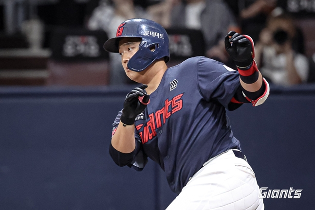 Han Dong-hee, who recorded a multi-hit game including an RBI single. /Photo=Lotte Giants
