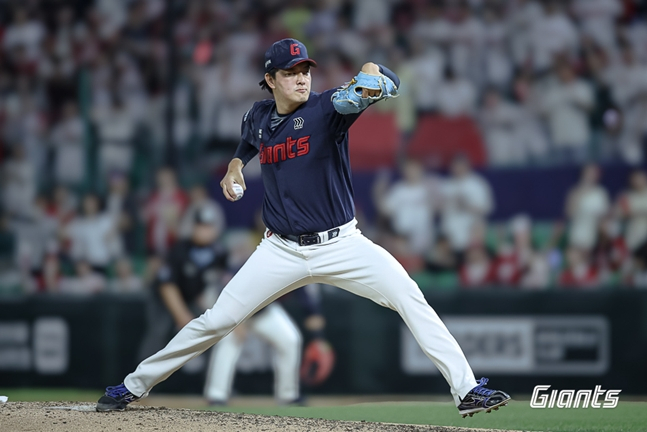 Kim Won-jung lanzando contra los SSG Landers el pasado 18. /foto=Lotte Giants