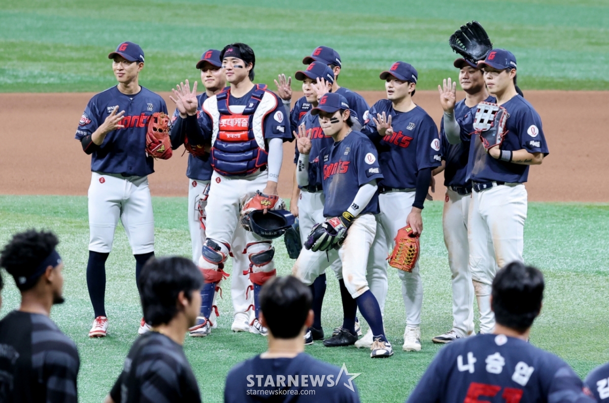 Lotte players celebrate their fourth consecutive victory after completing their defensive play in the bottom of the 9th inning of the 2026 KBO League Kiwoom Heroes vs. Lotte Giants game held at Gocheok Sky Dome on the 20th. 2026.06.20. /Photo=Senior reporter Kang Young-jo cameratalks@