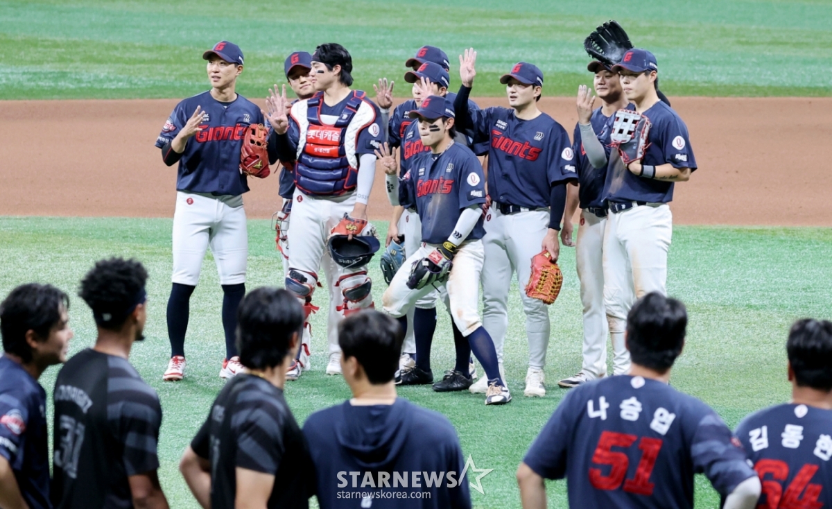 Lotte players celebrate their fourth consecutive victory after completing their defensive play in the bottom of the 9th inning of the 2026 KBO League Kiwoom Heroes vs. Lotte Giants game held at Gocheok Sky Dome on the 20th. 2026.06.20. /Photo=Senior reporter Kang Young-jo cameratalks@