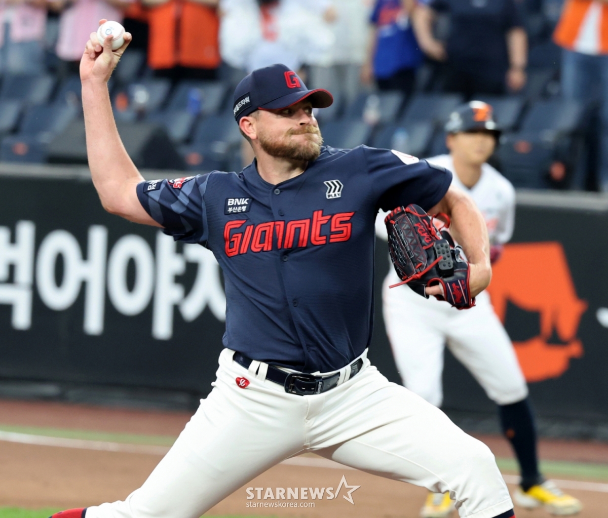 Lotte right-handed pitcher Bissell pitches as the starter during the 2026 KBO League Hanwha Eagles vs. Lotte Giants game held at Daejeon Hanwha Life Eagles Park on the 19th. /Photo=Senior reporter Kang Young-jo cameratalks@