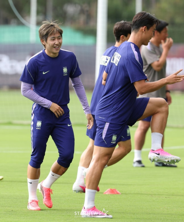 サッカーの大韓民国代表チームが2026年北中米W杯A組予選メキシコ戦を翌日に控え、17日、メキシコ·グアダラハラのチバス·ヴェルデ·バジェで練習を行った。  李カンインをはじめとする選手たちが明るい表情で練習をしている。 /写真=キム·ジンギョン待機者。